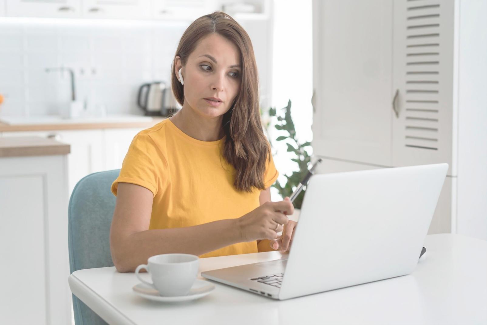 Análisis financiero profesional con gráficos y documentos