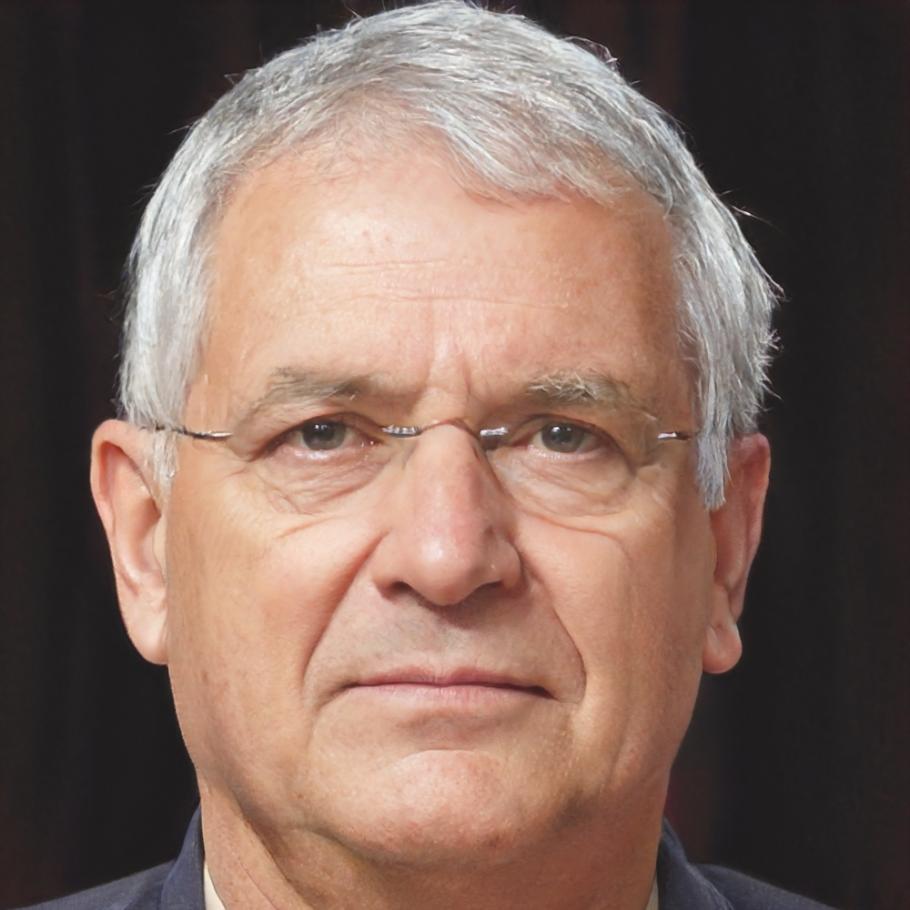 Especialista en análisis financiero trabajando con gráficos de progreso