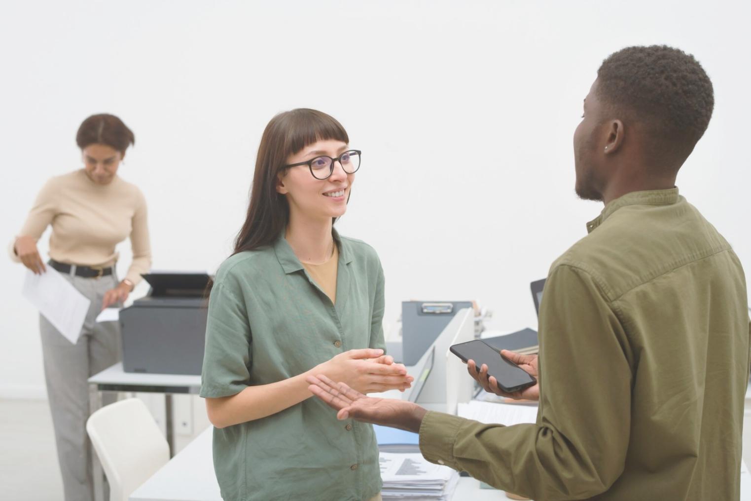Equipo de expertos en finanzas trabajando en análisis de medición de progreso